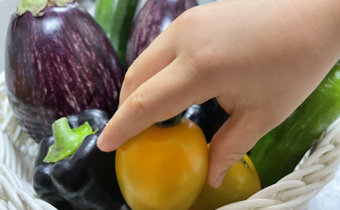 野菜と赤ちゃんの手